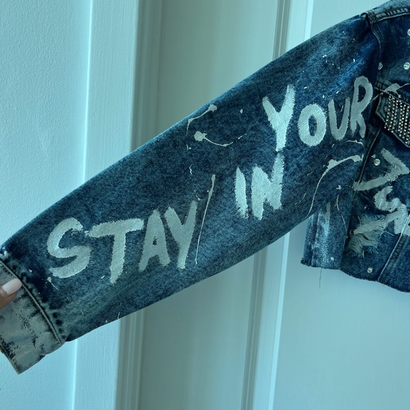 ✨ Custom Cropped Denim Jacket – “Never Stop Believing” | Hand-Painted & Crystal - Picture 5 of 7